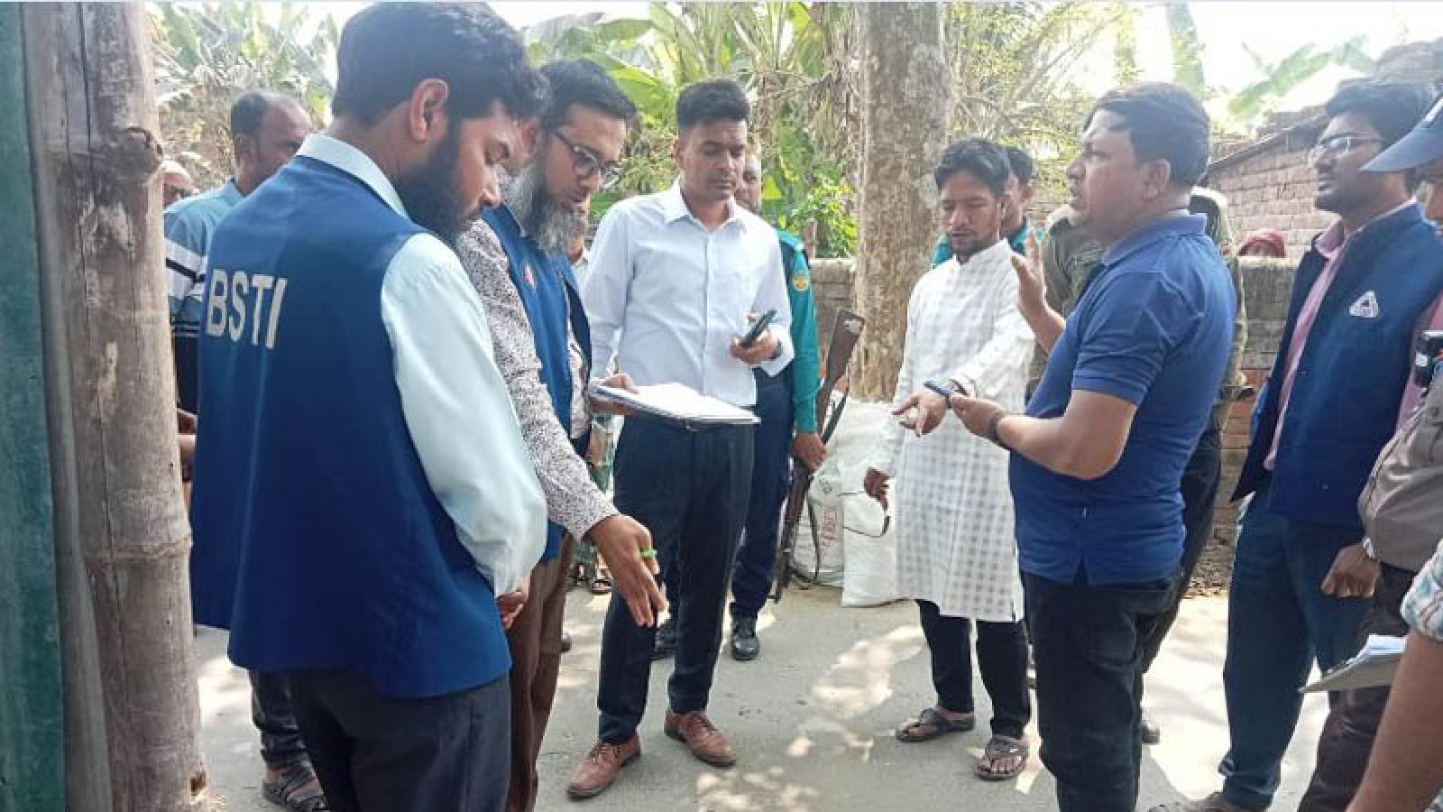 অনুমোদনহীন স্যানিটারি ন্যাপকিন কারখানায় বিএসটিআই’র অভিযান”