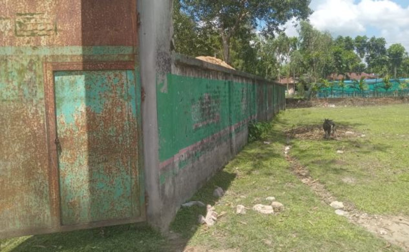 দীর্ঘদিন রং না করায় বিবর্ণ নতুন হাট আদর্শ বালিকা উচ্চ বিদ্যালয়ের গেট-প্রাচীর