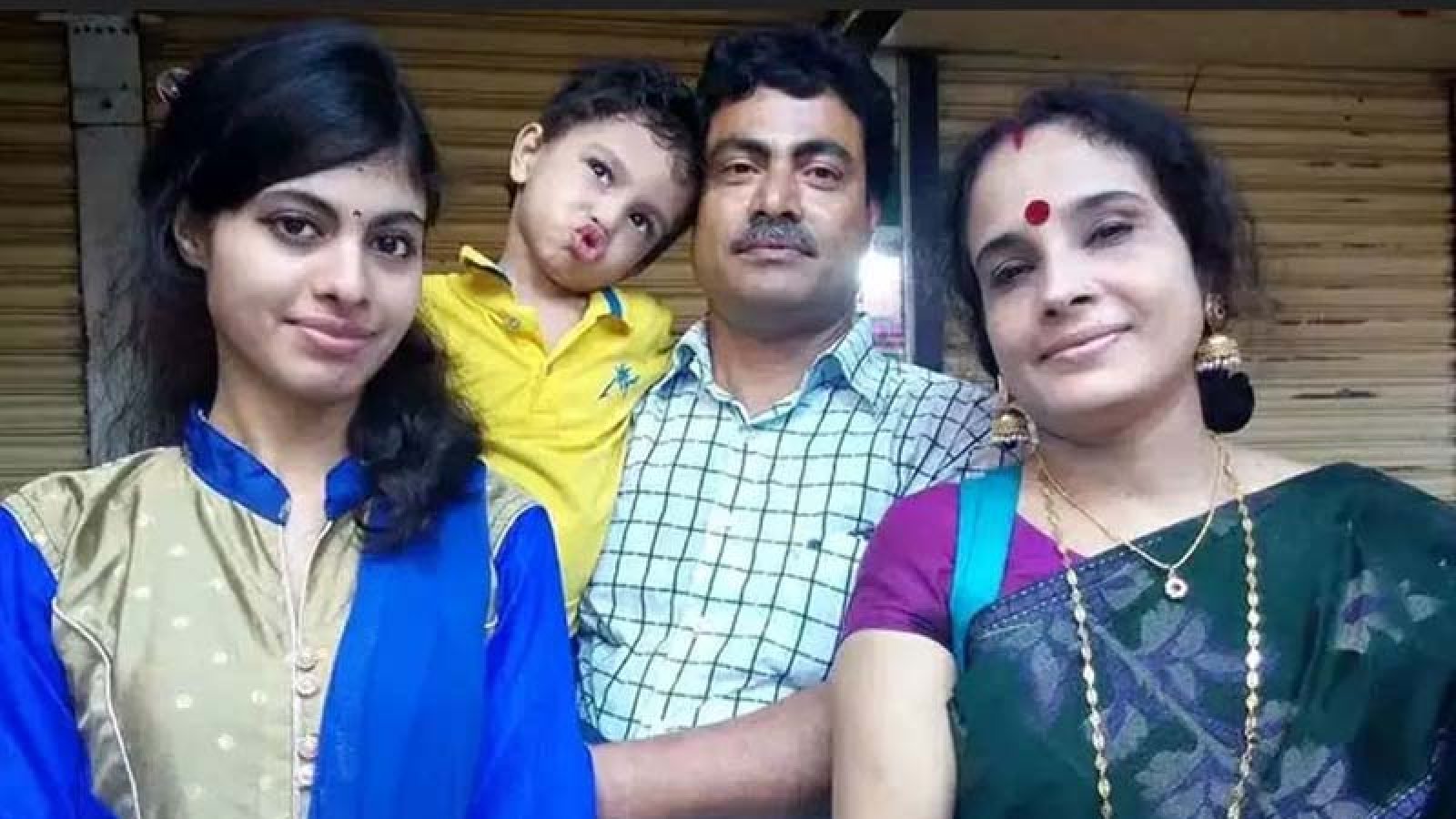 চক্রবর্তী জুয়েল পড়ে ছিলেন ছাদে, স্ত্রী-মেয়ে সিঁড়িতে আর ছেলে খাটের নিচে