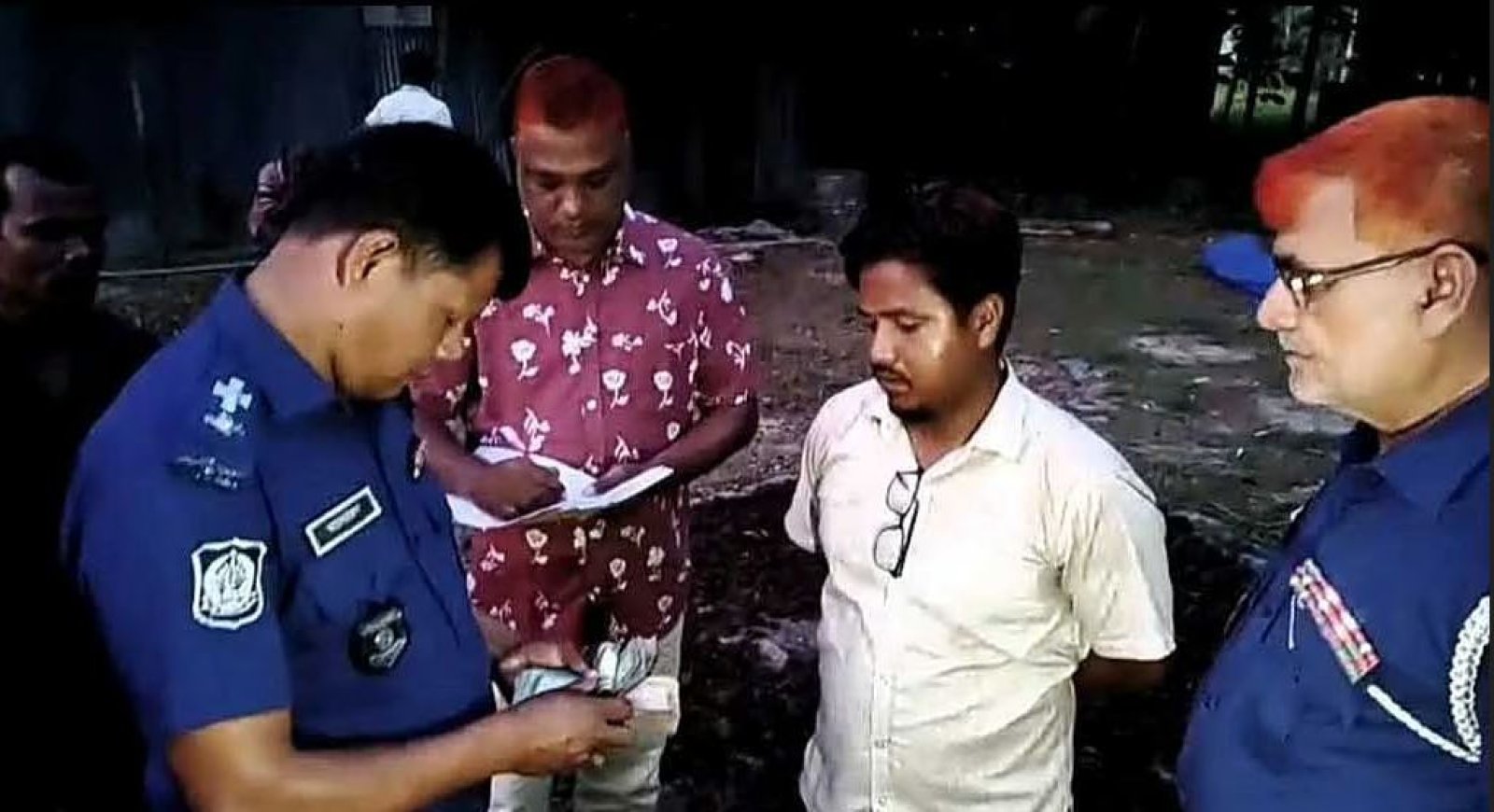 পঞ্চগড়ে টাকাসহ এলজিইডির প্রকৌশলীকে পুলিশে দিল স্থানীয়রা