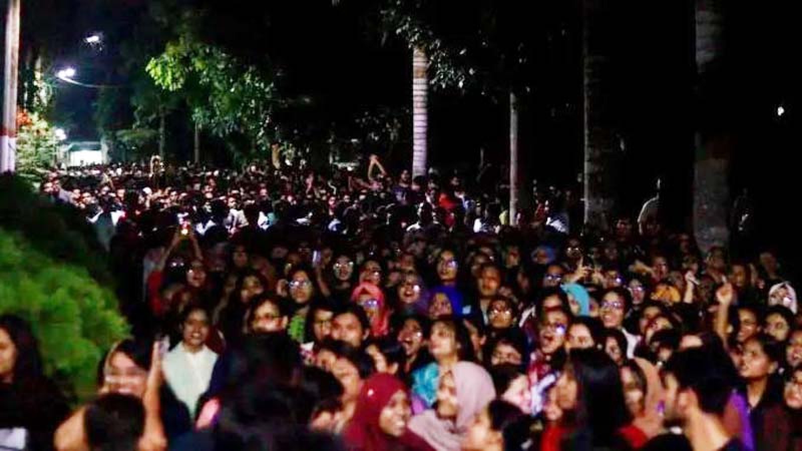 উপাচার্য পরিবর্তন ক্স মধ্যরাতে উত্তাল চুয়েট, উপাচার্যের বাসভবনে তালা