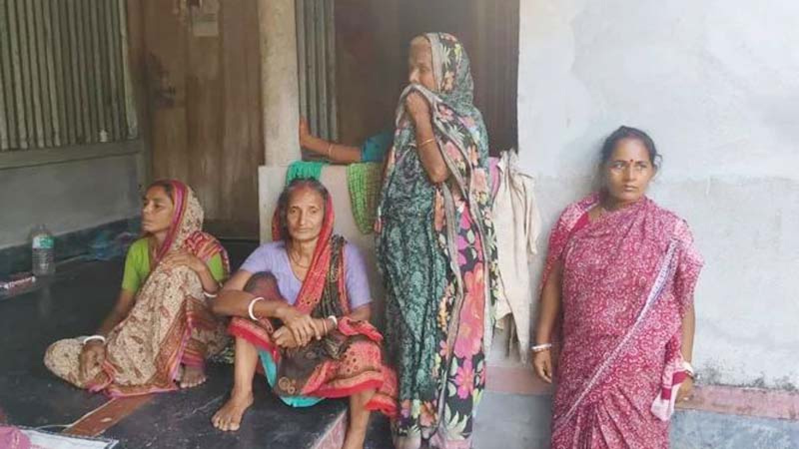 মেশিনে ঘাস কাটার সময় বিদ্যুৎস্পৃষ্টে দম্পতির মৃত্যু