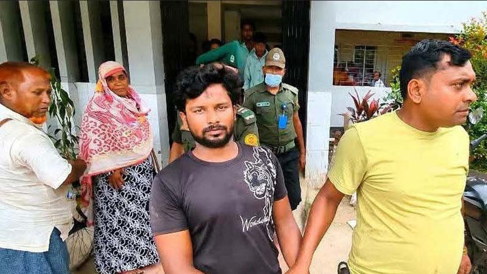 নওগাঁয় হাসপাতালের ভেতর স্বামীর ছুরিকাঘাতে স্ত্রী খুন