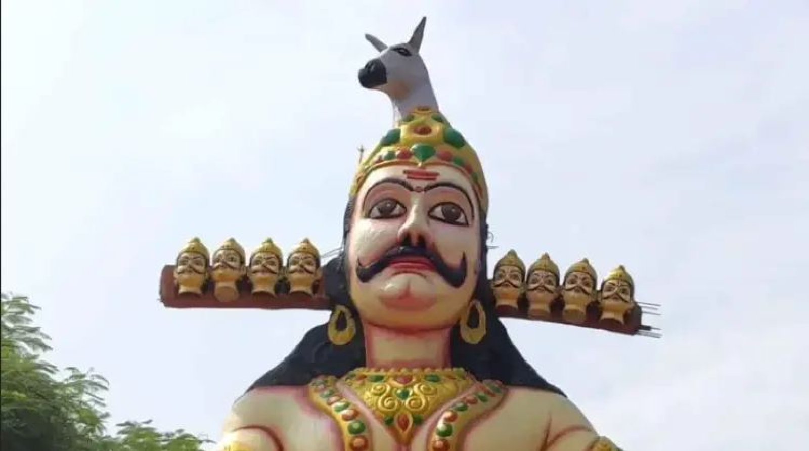 মাথায় গাধা বসিয়ে রাবণকে পুজো! দশেরায় এক হাত ঘোমটা দিয়ে কেন মুখ ঢাকেন নারীরা?