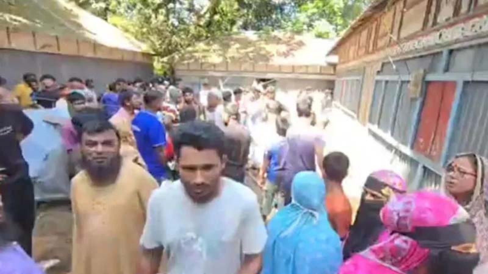 মা-ভাবিকে কুপিয়ে ও ভাতিজিকে আছড়ে মারলো যুবক