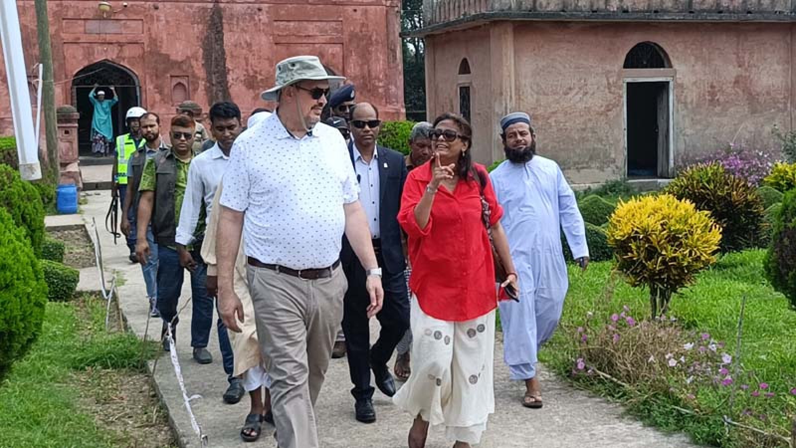 প্রাচীন গৌড়ের ঐতিহ্যে সোনামসজিদ স্থলবন্দর পরিদর্শন করলেন মার্কিন রাষ্ট্রদূত