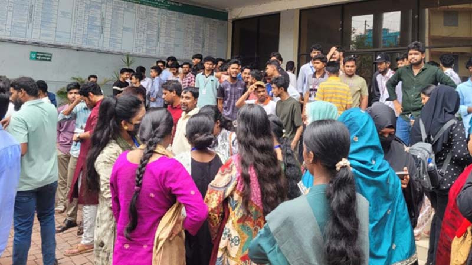 শিক্ষামন্ত্রীর পদত্যাগের দাবিতে রাজশাহ তেও শিক্ষার্থীদের বিক্ষোভ