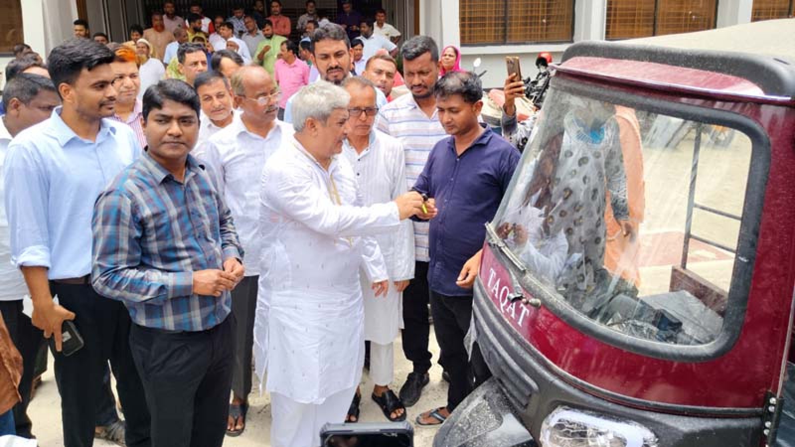 পবায় উপকারভোগীদের মাঝে অটোরিকশা, ট্রাইসাইকেল ও মিলিং মেশিন বিতরণ