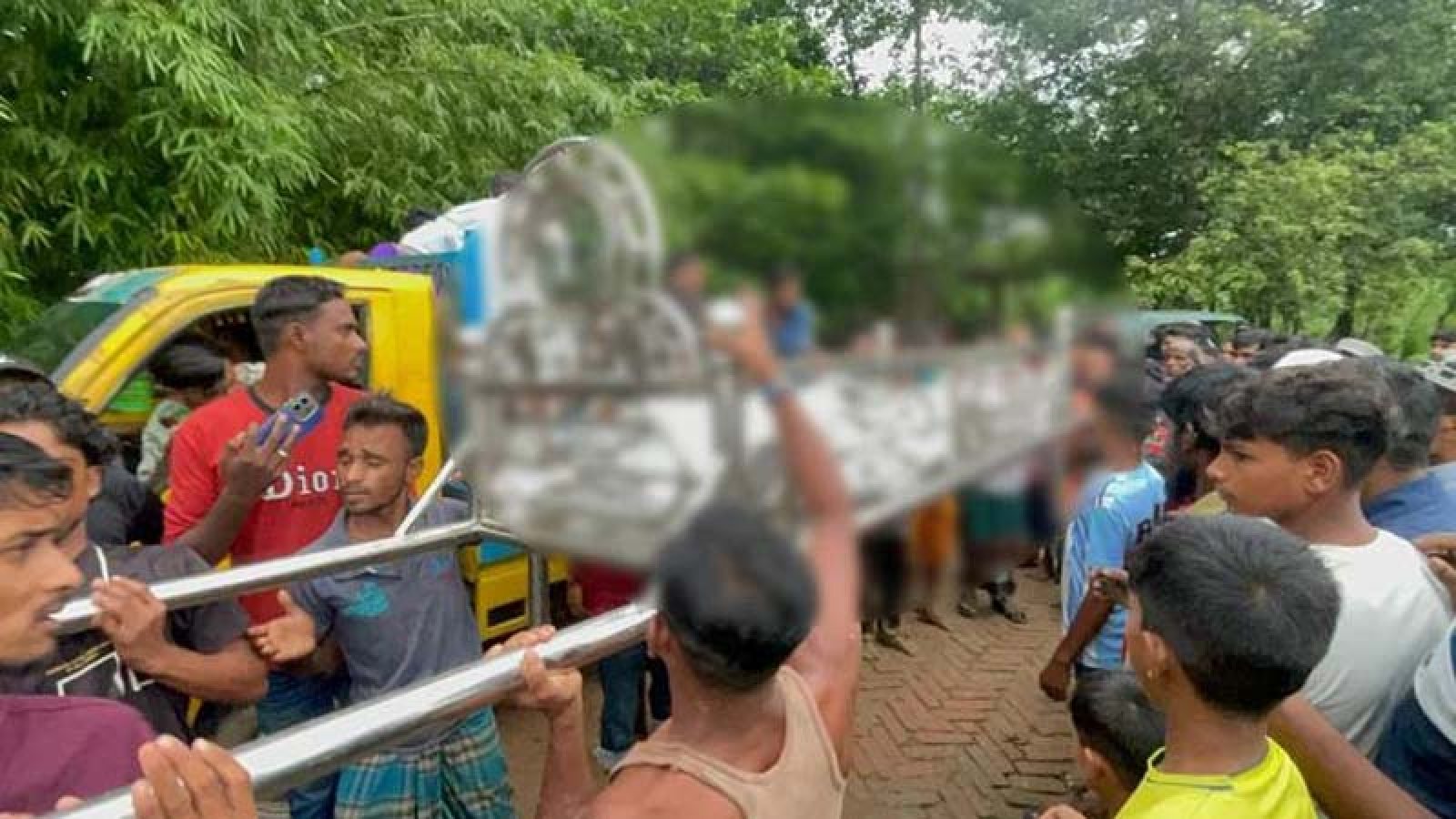 মাছ ধরতে গিয়ে বজ্রপাতে ৩ জেলের মৃত্যু, এলাকায় শোকের ছায়া