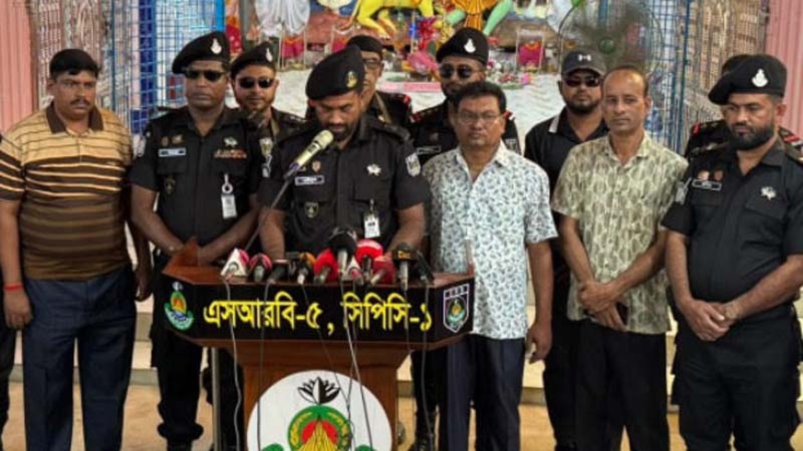 চাঁপাইনবাবগঞ্জের ১৬৪ পূজামণ্ডপে নিরাপত্তা, গুজব ঠেকাতে ২৪ ঘণ্টা সাইবার নজরদারি