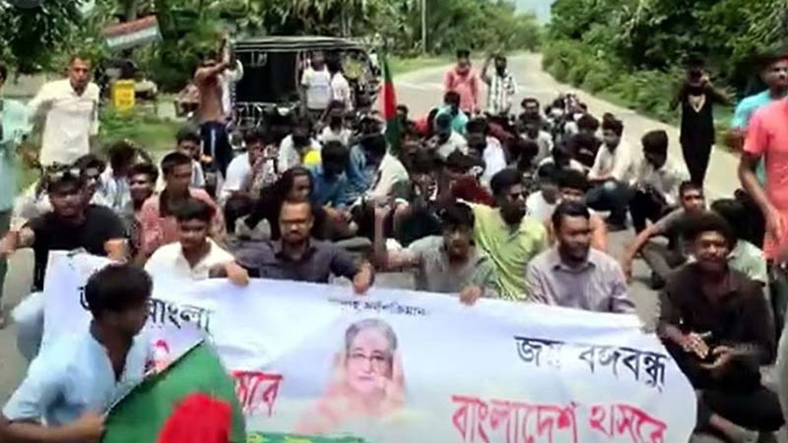গোপালগঞ্জে মহাসড়ক অবরোধ করে ছাত্রলীগের বিক্ষোভ মিছিল
