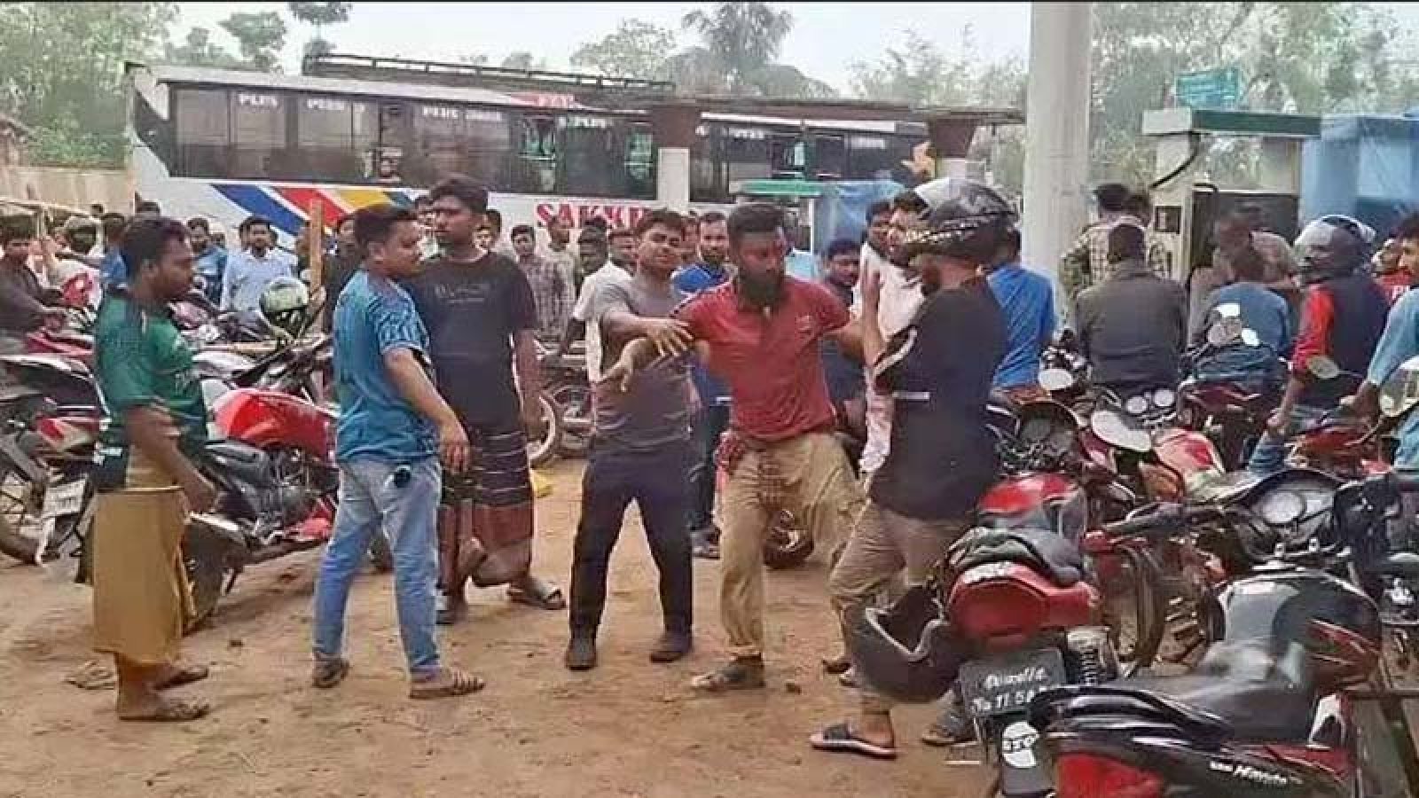জয়পুরহাটে তেল নিতে আড়াই কিলোমিটার লাইন, পাম্পে হাতাহাতি