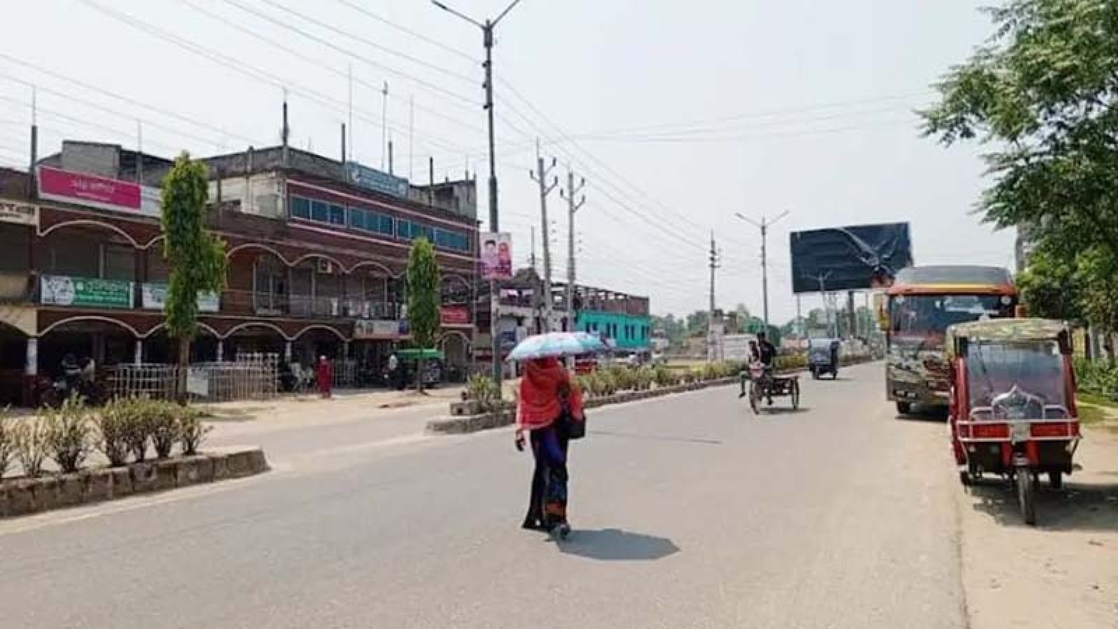 চুয়াডাঙ্গায় তাপমাত্রা ৪০ ডিগ্রি ছুঁইছুঁই, রাস্তায় গলছে পিচ