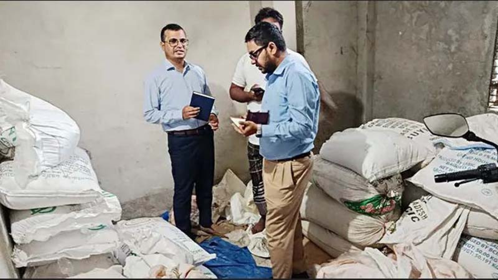 জয়পুরহাটে কৃষকের বাড়ি থেকে ৭৬ বস্তা সার জব্দ