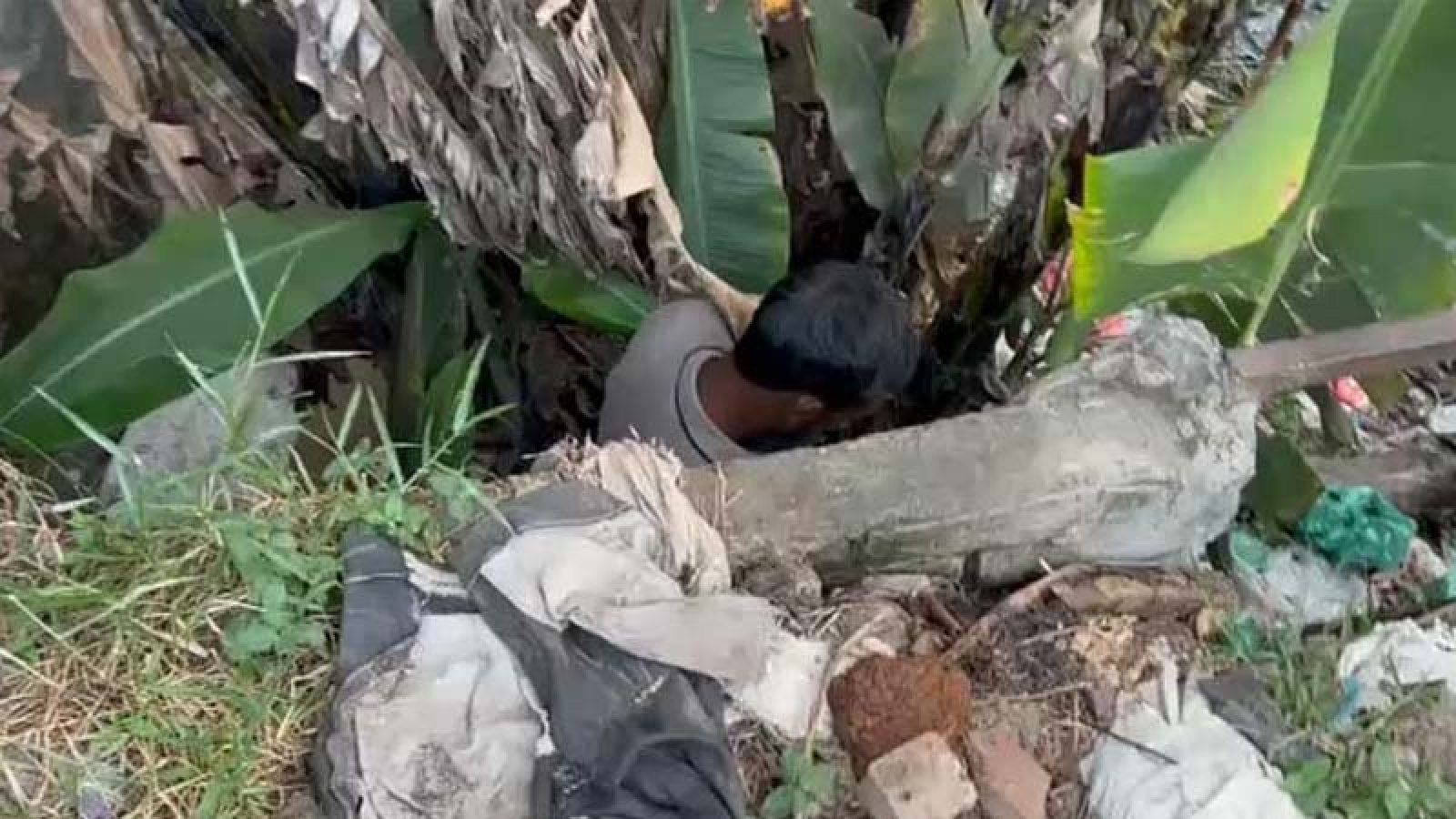 গেণ্ডারিয়ার ঘুণ্টিঘর: দেয়ালের একপাশে অভিযান, অন্যপাশে চলছিল মাদক সেবন