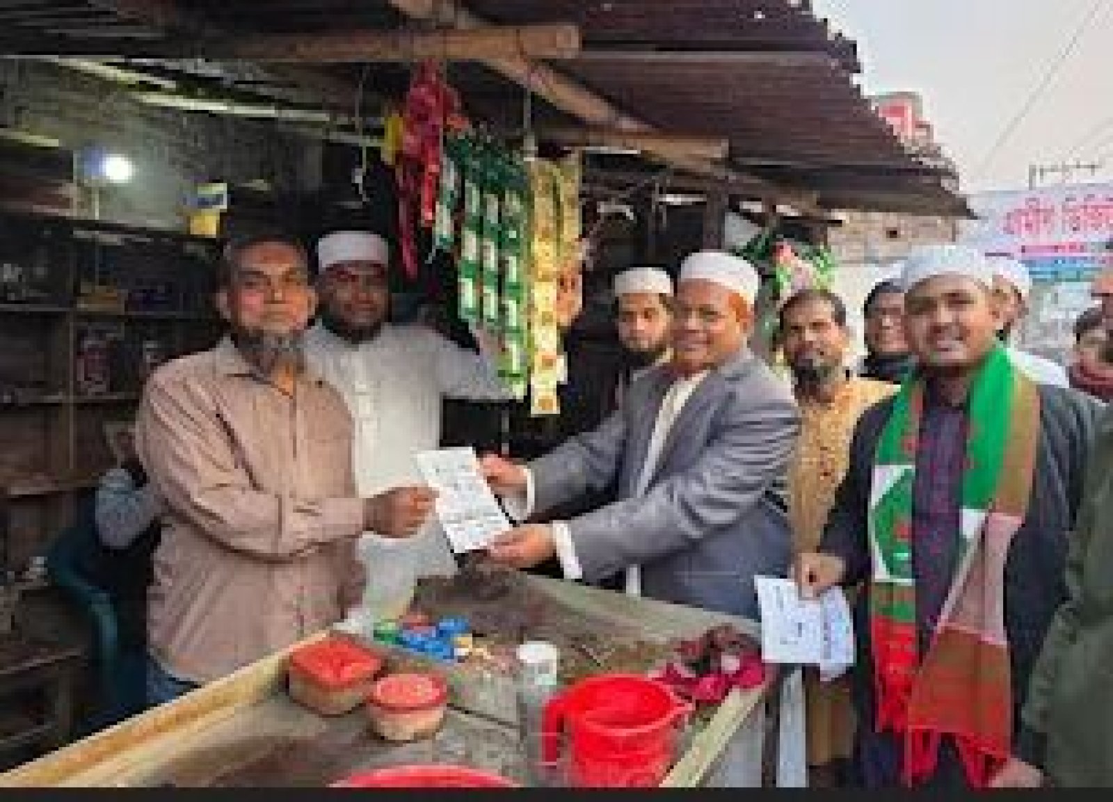 ভোটাদের বাড়ি বাড়ি গিয়ে ভোট চাচ্ছেন জামায়াত প্রার্থী অধ্যক্ষ নাজমুল হক