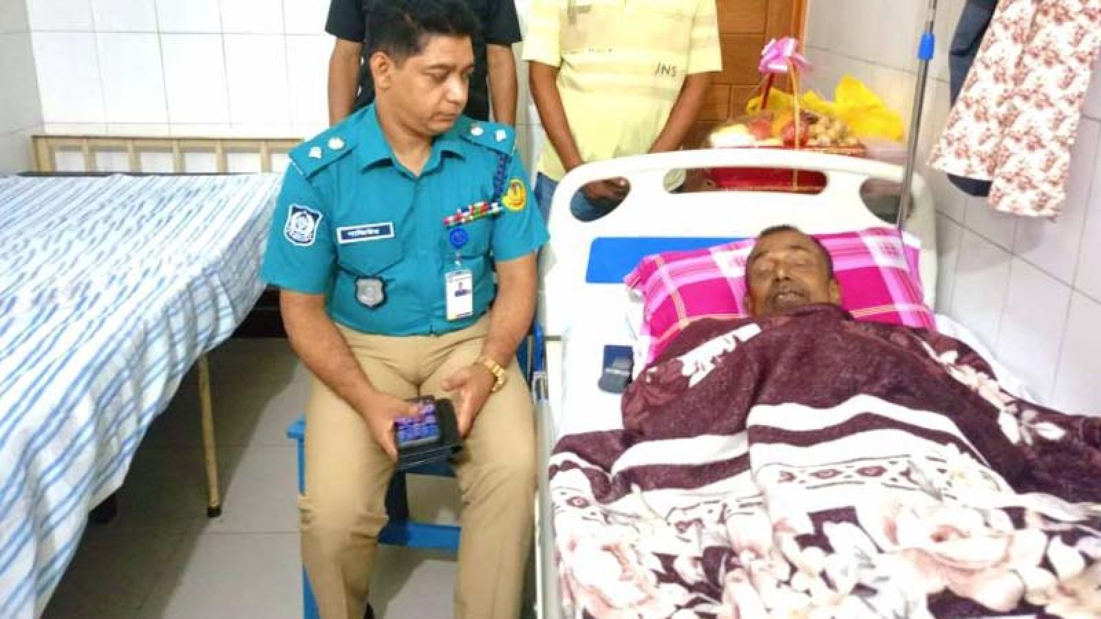 হাসপাতালে চিকিৎসাধীন সাংবাদিক সাইদুর রহমানের খোঁজখবর নিলেন আরএমপির মুখপাত্র