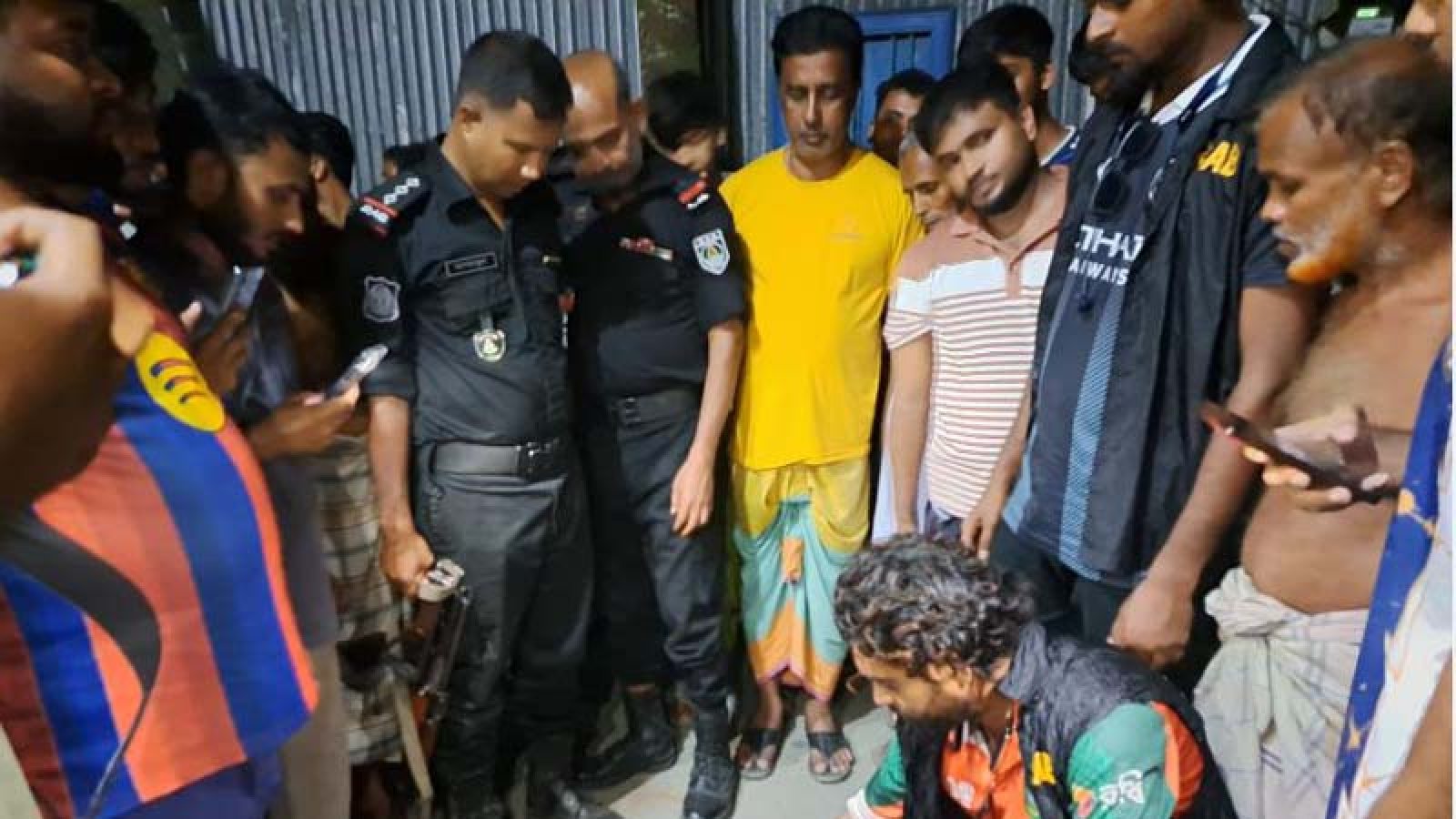 সিরাজগঞ্জে মাদক ব্যবসায়ীর বাড়ির আঙিনায় ৮০ বোতল ফেনসিডিল, দম্পতি পলাতক
