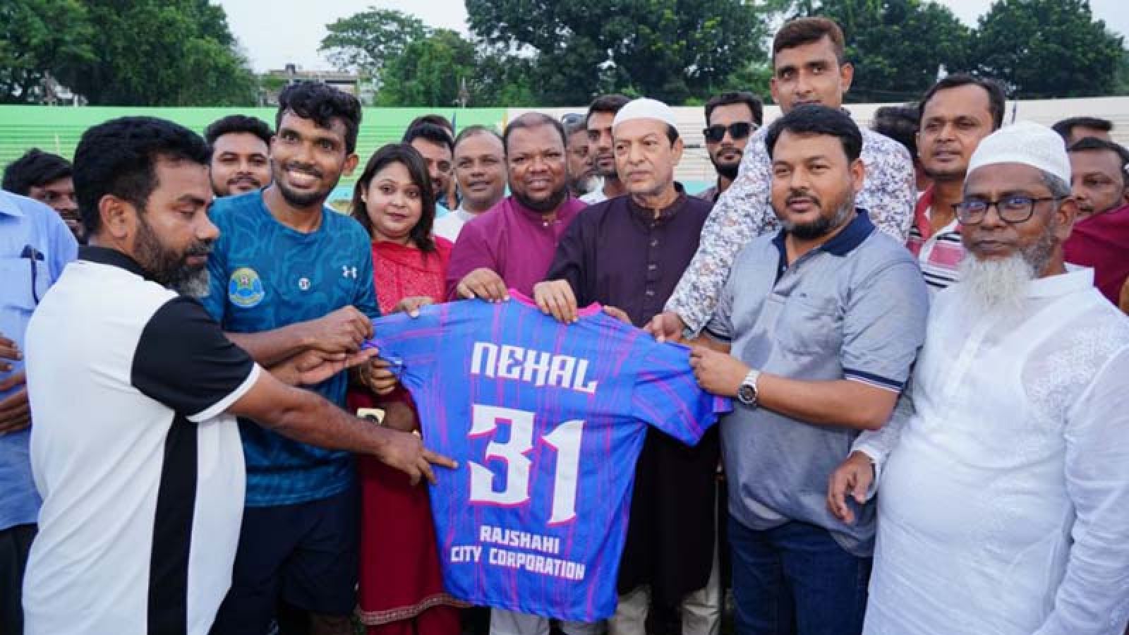 জেলা প্রশাসক গোল্ডকাপ ফুটবল টুর্নামেন্টে রাসিক দলের জার্সি উন্মোচন ও বিতরণ