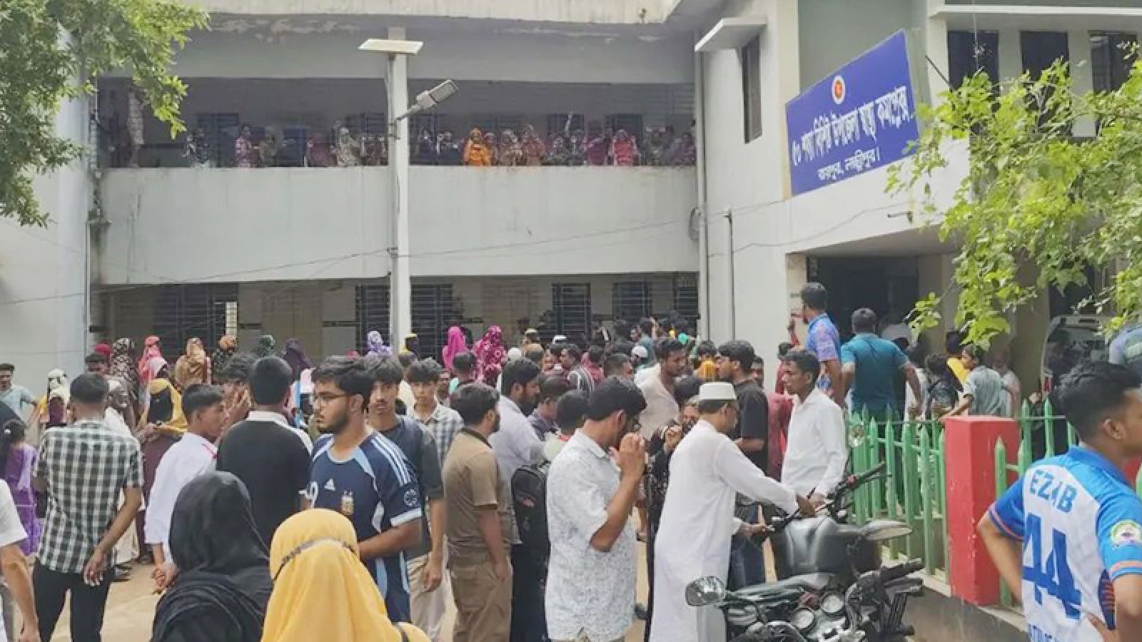 লক্ষ্মীপুরে ভাড়া বাসায় ঢুকে মা ও দুই মেয়েকে কুপিয়ে হত্যা