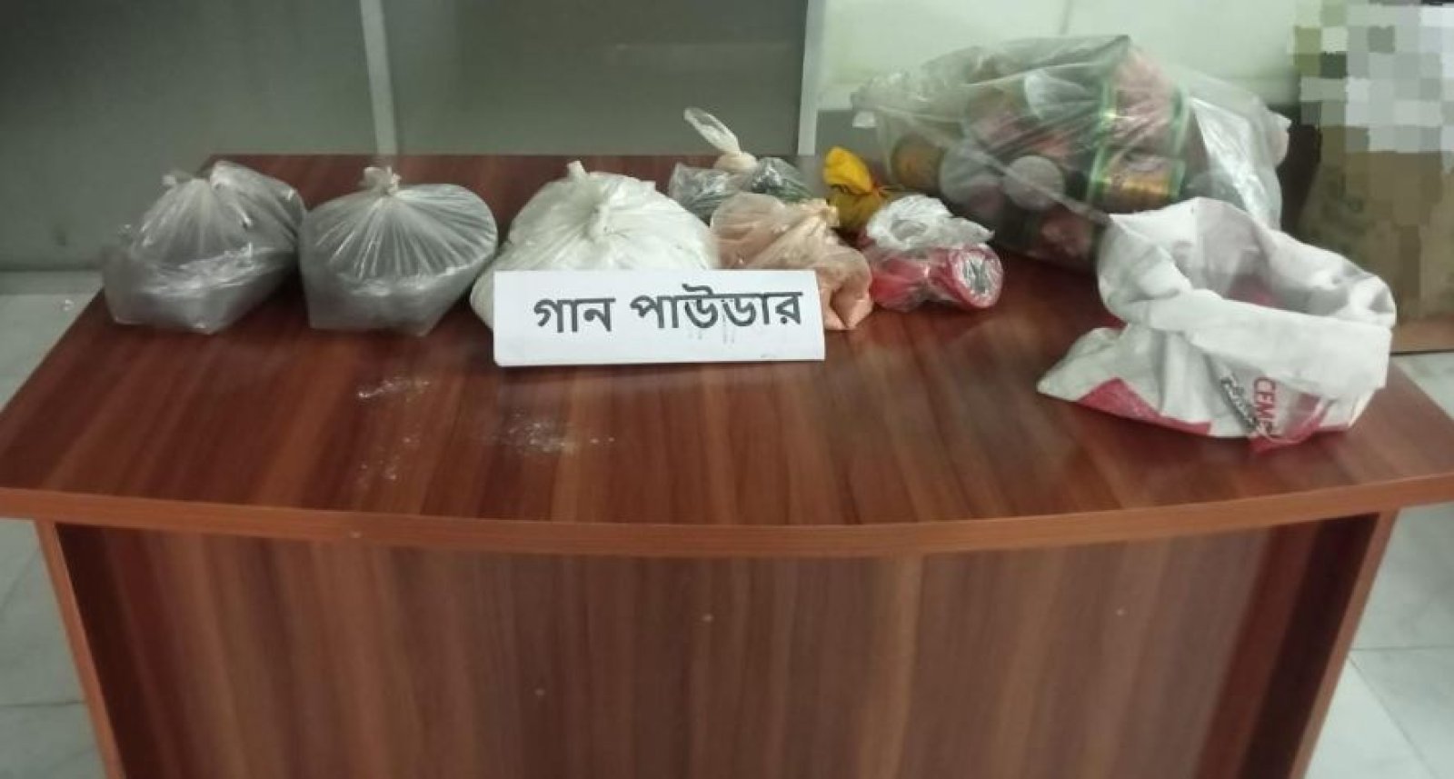 শিবগঞ্জে ৯ কেজি ১৫০ গ্রাম গান পাউডার সদৃশ্য গুড়া পদার্থ ও বোমা তৈরির সরঞ্জাম উদ্ধার
