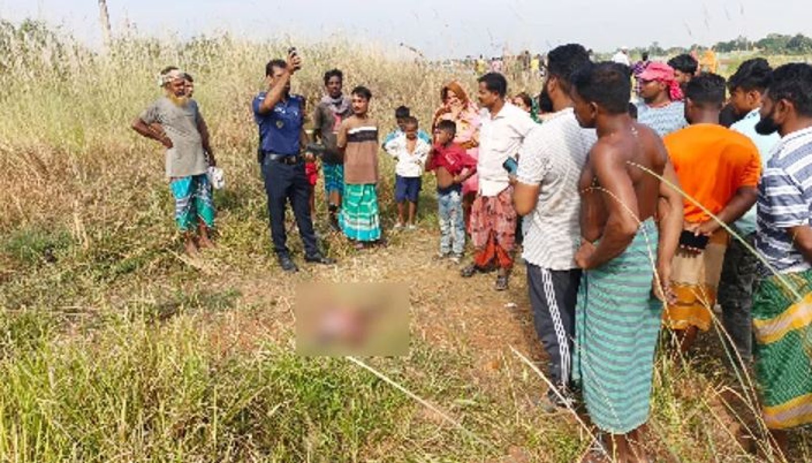 পরিত্যক্ত জমিতে পড়ে ছিল ৬ বছরের কন্যার লাশ, পাশেই গুরুতর জখম বাবা