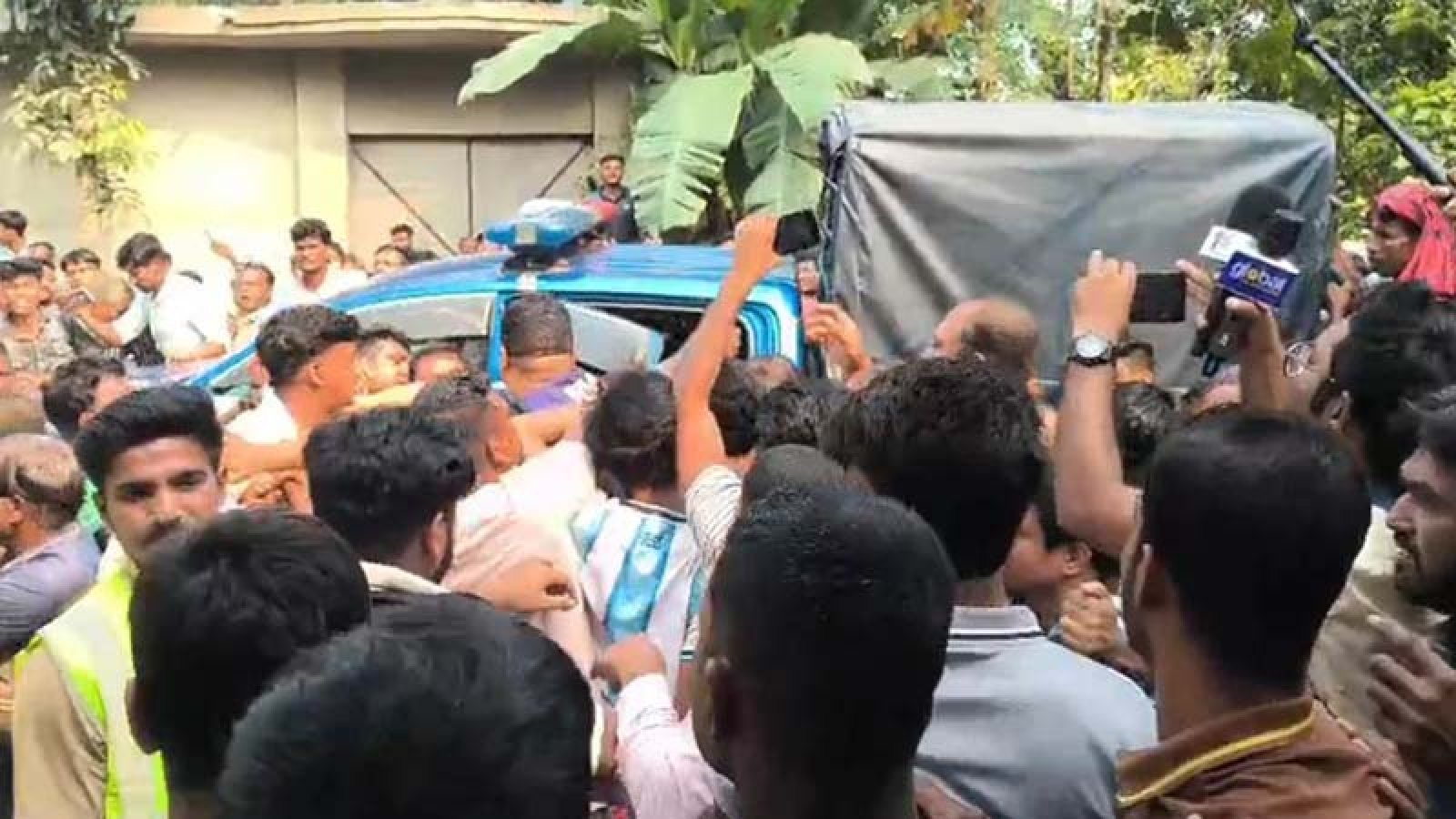 ছাত্রকে ধর্ষণেচেষ্টা: মাদ্রাসার অধ্যক্ষকে অবরুদ্ধ, উদ্ধারে গিয়ে ওসিসহ ৩ পুলিশ আহত