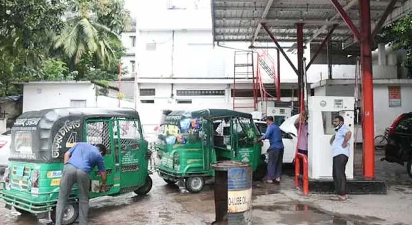 গ্যাস-সংকট: আয়ে টান সিএনজিচালকদের, যাত্রীরা গুনছেন বাড়তি ভাড়া