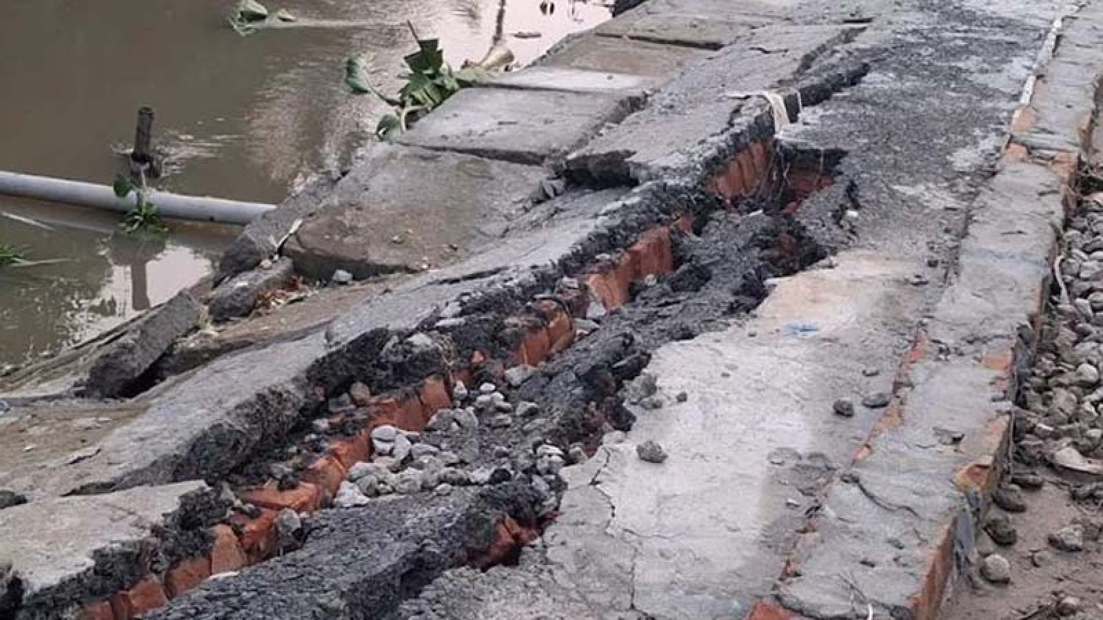 নির্মাণকাজ শেষ হওয়ার পর দেবে যাচ্ছে ৯ কোটি টাকার সড়ক