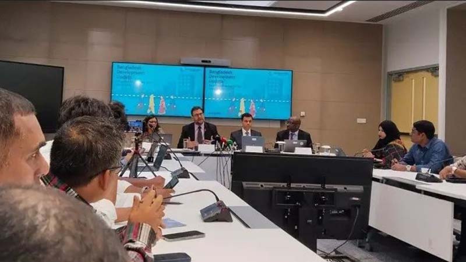 গভীর সংকটে বাংলাদেশের অর্থনীতি, দ্রুত সংস্কারের তাগিদ বিশ্বব্যাংকের