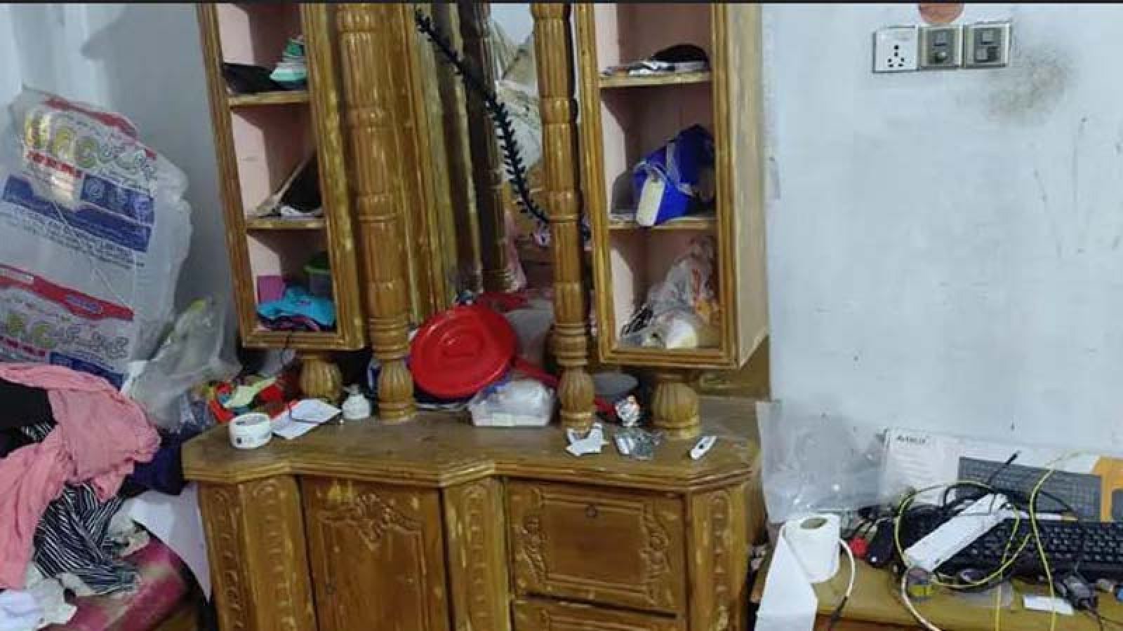 দরজা ভেঙে পুলিশ কর্মকর্তার বাড়িতে ঢুকে দুর্র্ধষ ডাকাতি