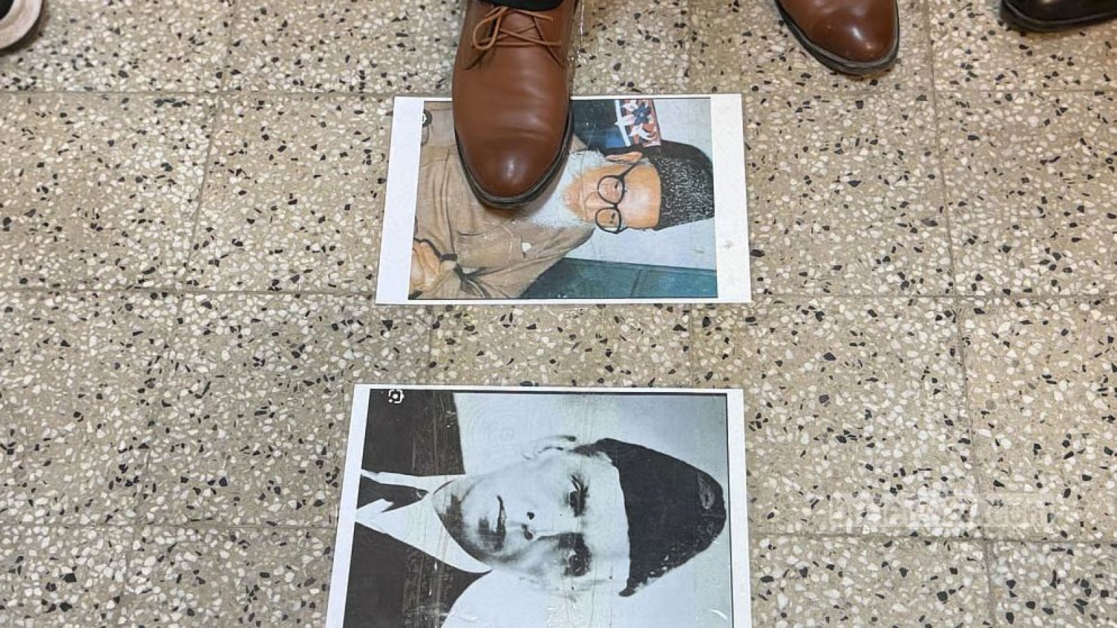 ডাকসু সংগ্রহশালা: জিন্নাহ-আযমের ছবি পদদলন করে প্রতিবাদ