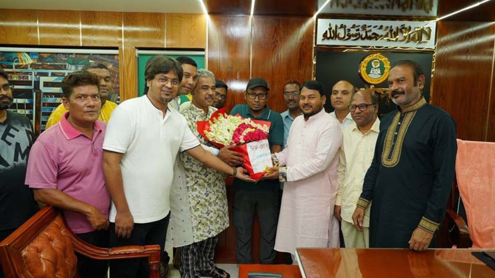 বিভিন্ন শ্রেণিপেশার মানুষের সাথে রাসিক প্রশাসকের ইদের শুভেচ্ছা বিনিময়