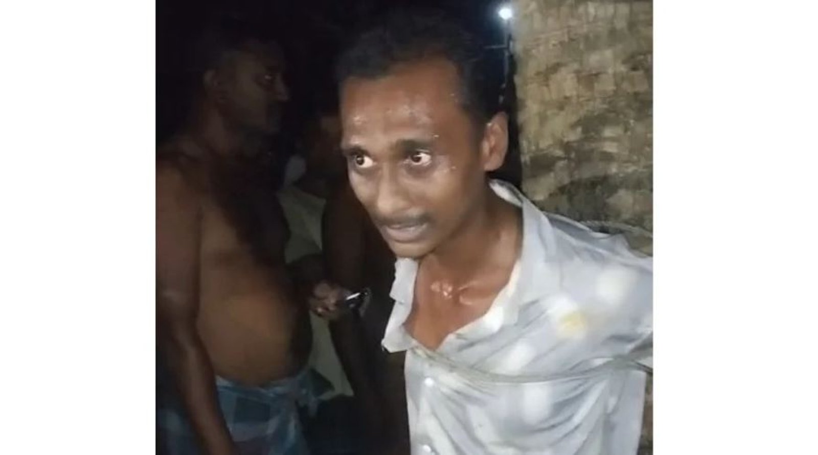 বাবাকে হত্যার পর পলাতক, প্রতিবেশীর বাড়িতে ফোন চার্জ দিতে এসে ধরা