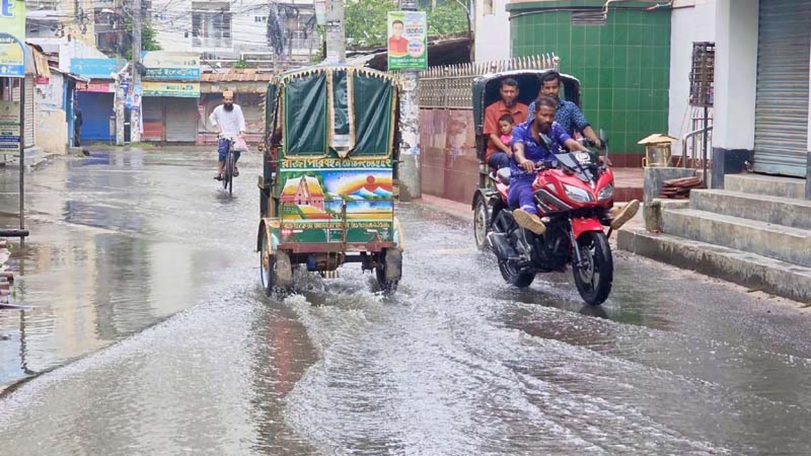 আষাঢ়ের শেষে মুষলধারে বৃষ্টি, নগরীতে জলাবদ্ধতা