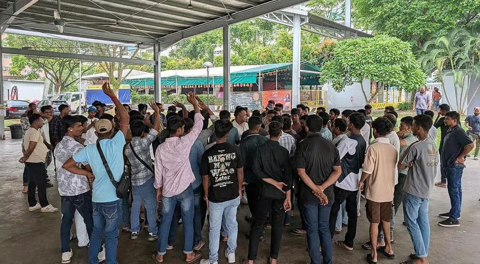 সিঙ্গাপুরে ২৪০ শ্রমিকের বেতন বকেয়া, ওয়ার্ক পারমিট বাতিল, অধিকাংশই বাংলাদেশি