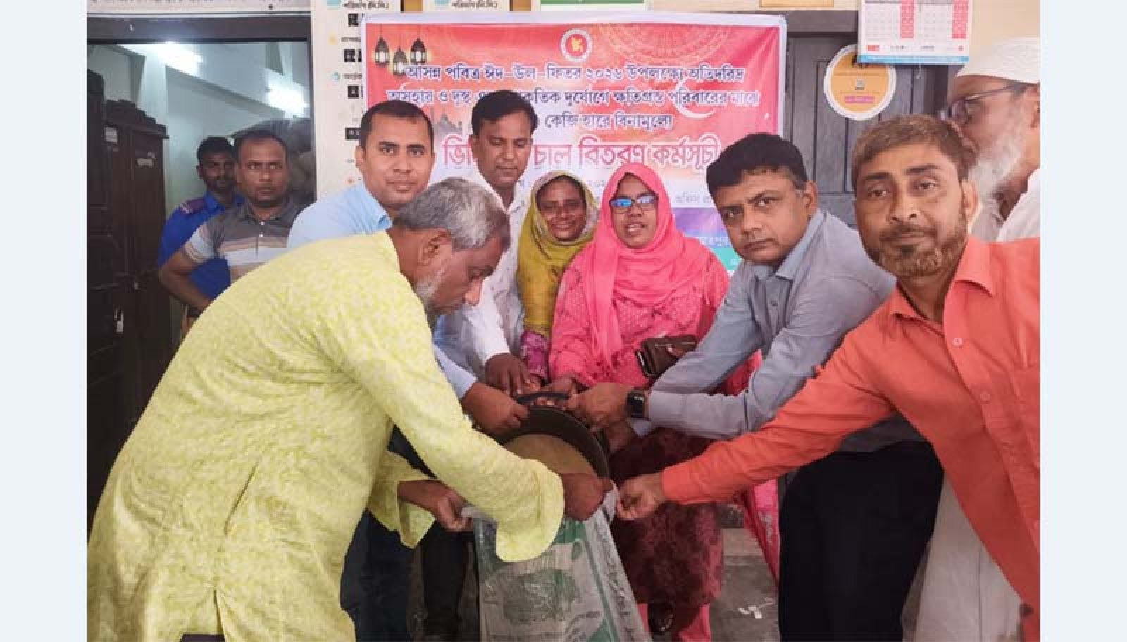 নিয়ামতপুরে অসহায় ও দুস্থদের মাঝে চাল বিতরণ