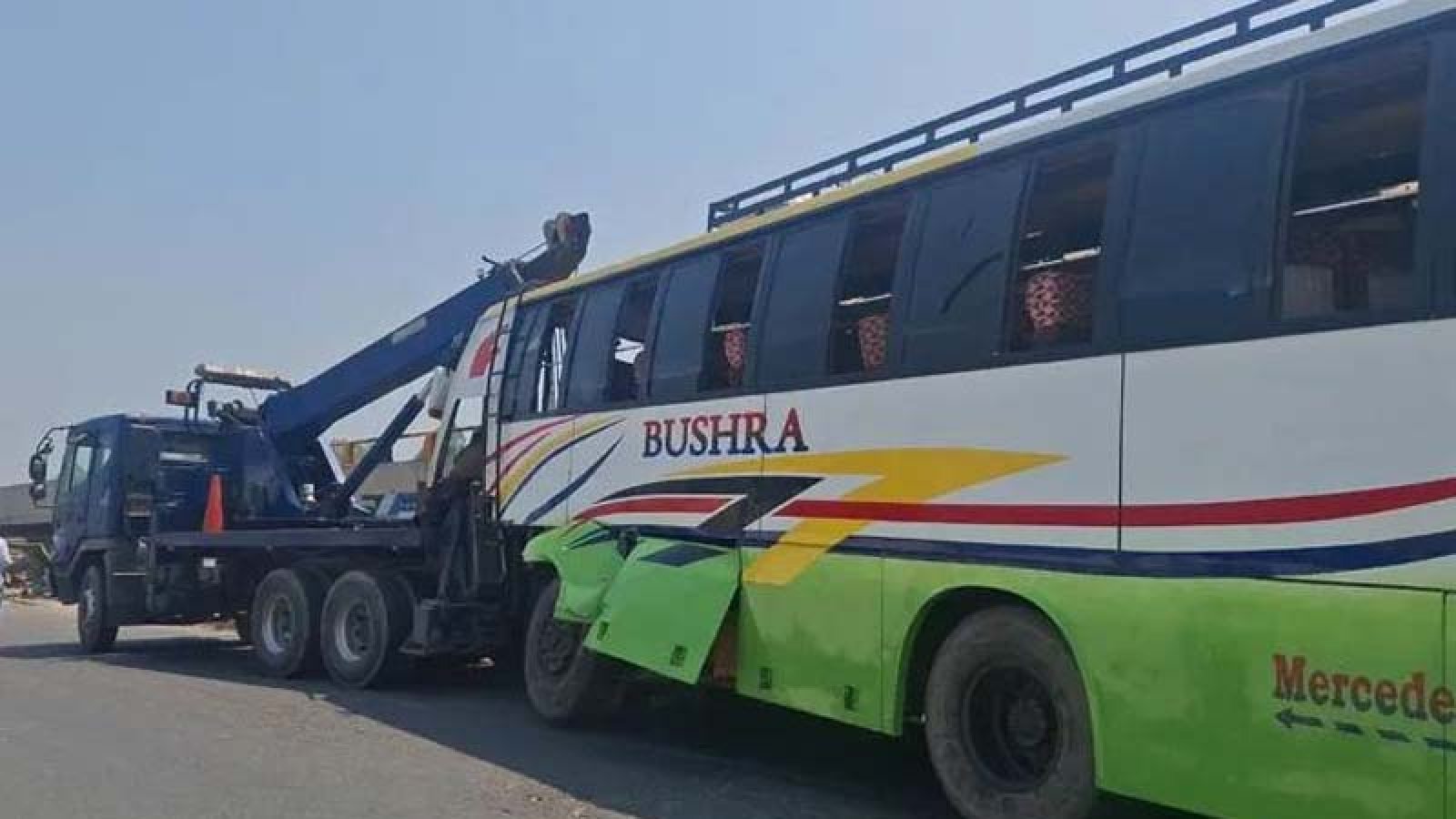 সিরাজগঞ্জে সড়ক বিভাজকে ধাক্কা দিল বাস, নিহত ৩