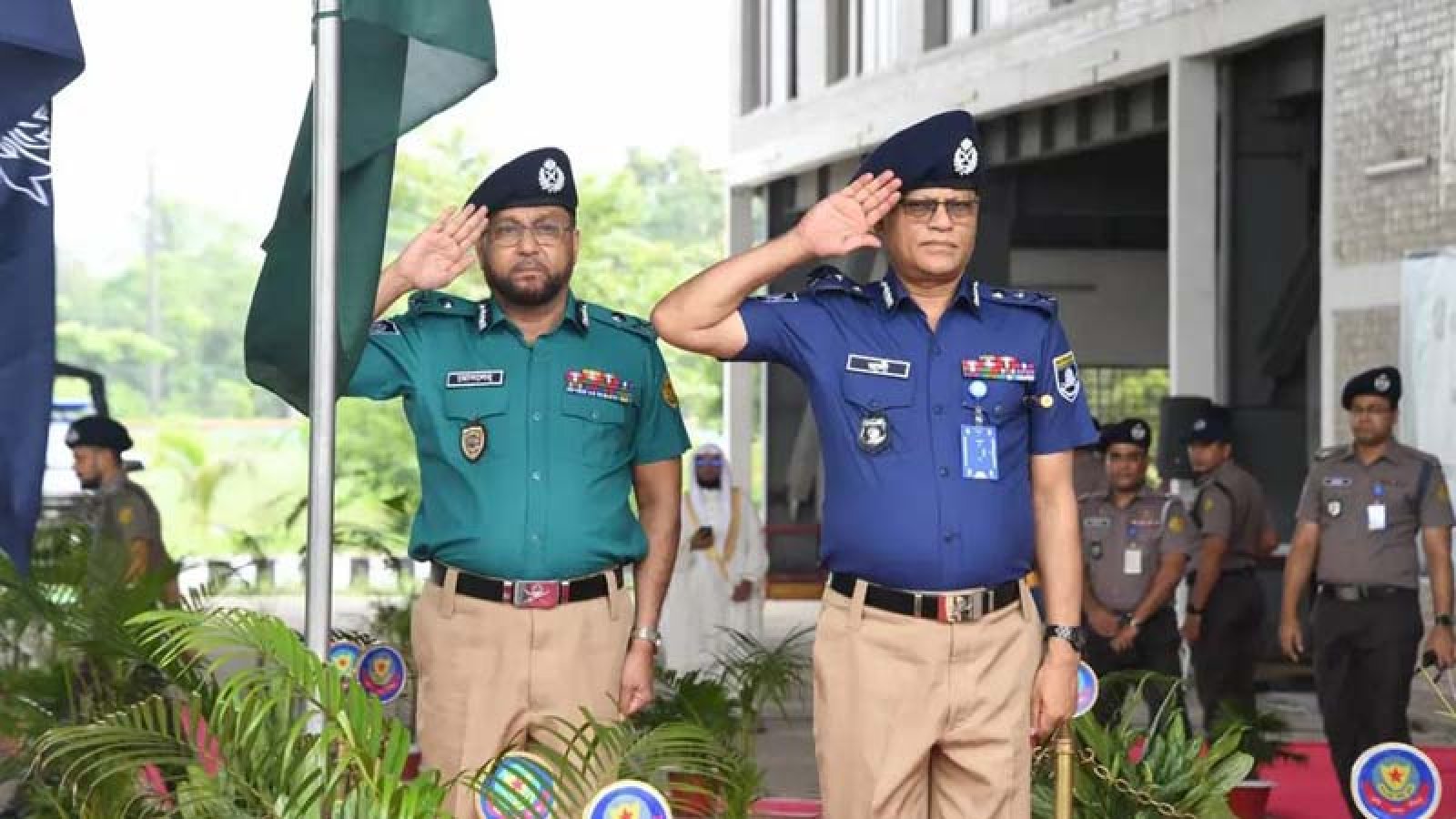 গাঢ় নীল-হালকা জলপাই শার্ট ও খাকি প্যান্টে ফিরলো পুলিশ
