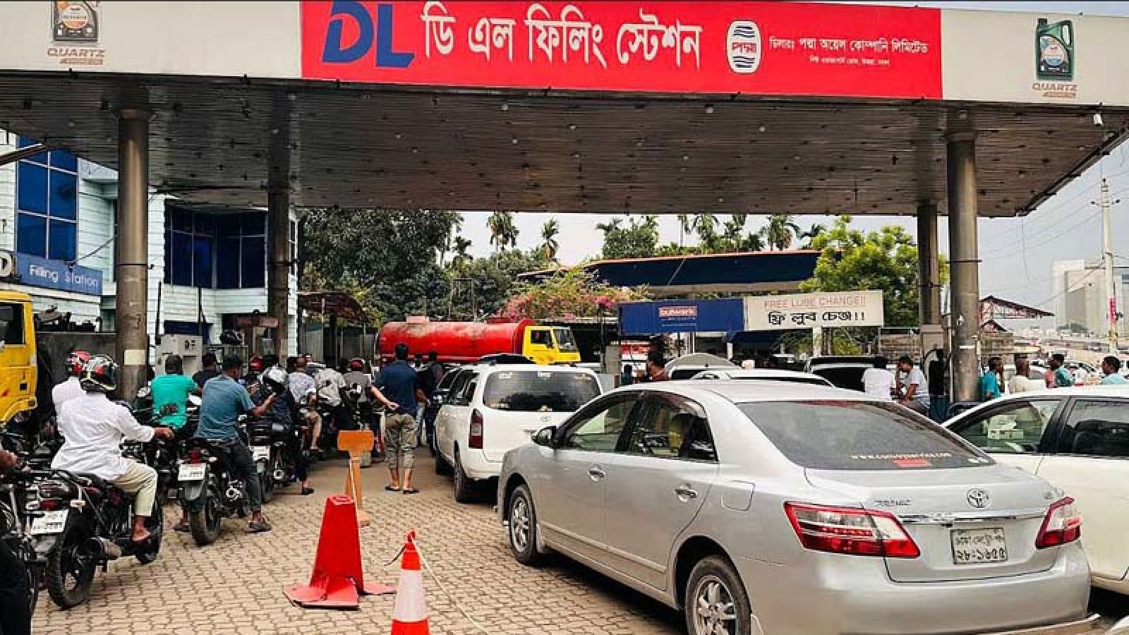 প্রধানমন্ত্রীর খালাত ভাইয়ের পেট্রোল পাম্পের ১ কোটি ২১ লাখ টাকা ছিনতাই