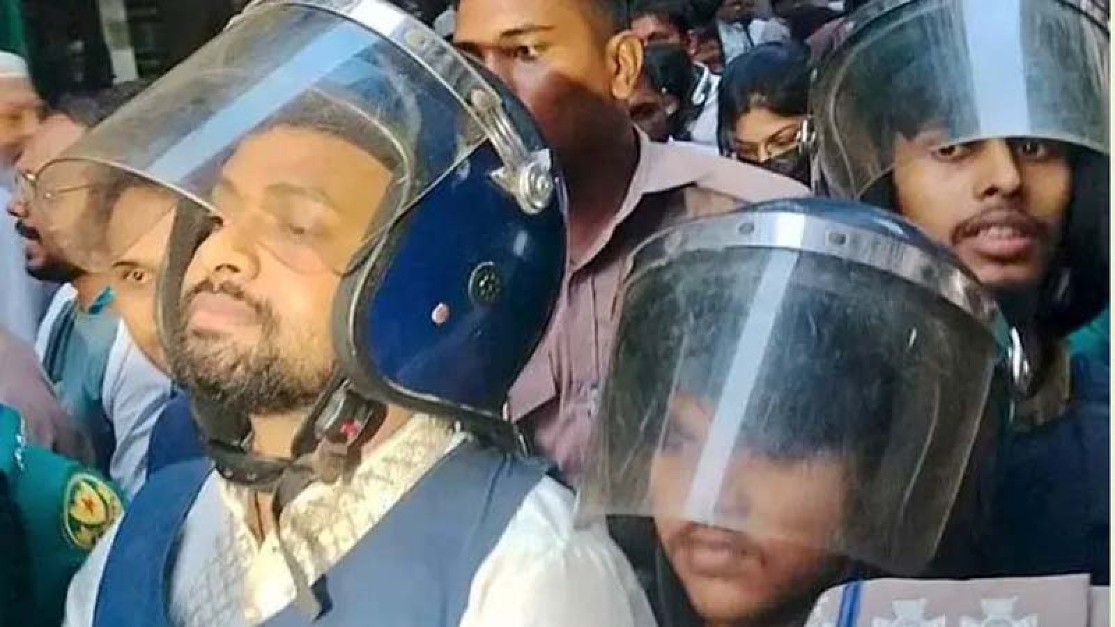 রবীন্দ্রনাথের গ্রাফিতিতে কালি: আয়াস-রিমির জামিন শুনানিতে হাতাহাতি