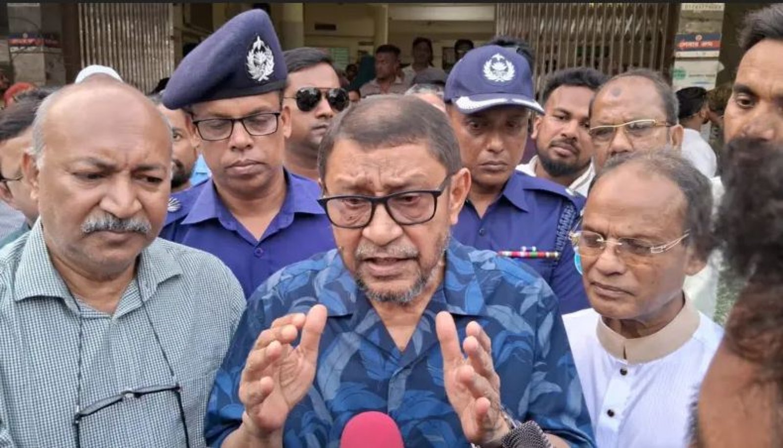 টিকা সংকট- বিবিসি বাংলাকে সাক্ষাৎকার দেওয়ায় স্বাস্থ্য কর্মকর্তাকে প্রত্যাহারের ঘোষণা স্বাস্থ্যমন্ত্রীর
