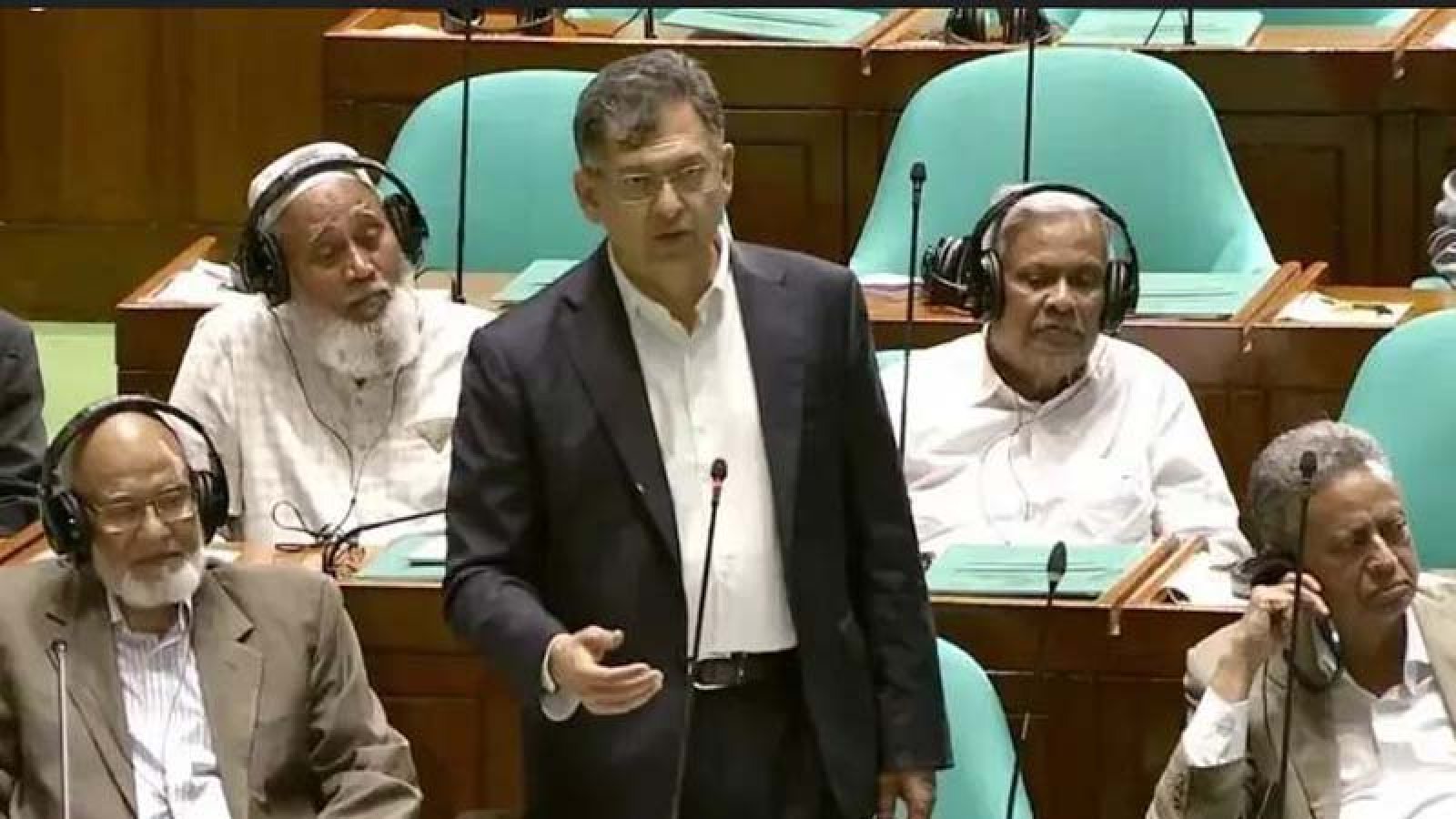 স্ত্রী পাল্টাতে পারবেন কিন্তু  প্রতিবেশীকে পাল্টাতে পারবেন না : সংসদে স্বরাষ্ট্রমন্ত্রী