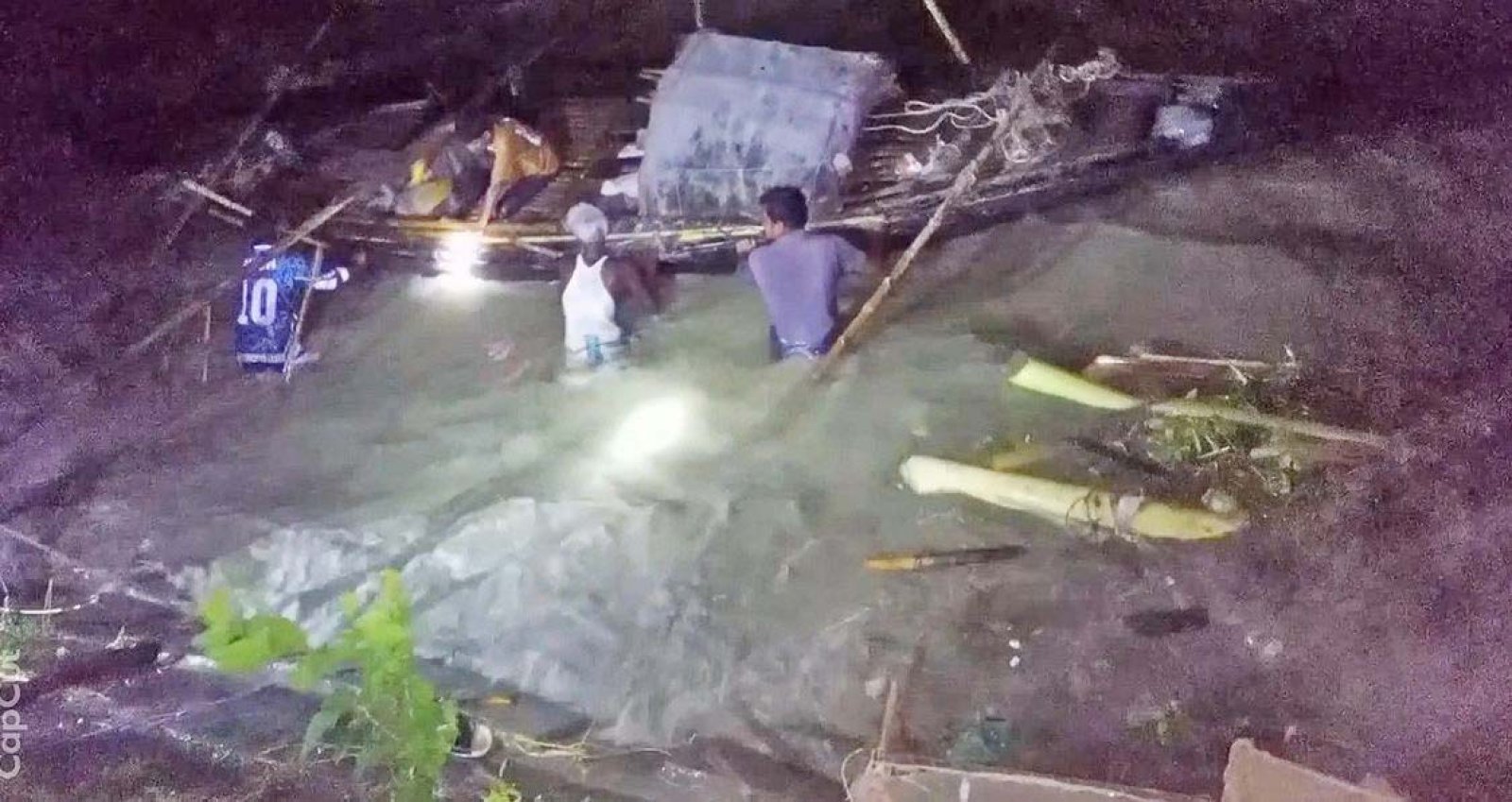 শান্ত পদ্মা নদী মুহূর্তেই যেন উত্তাল হয়ে উঠল