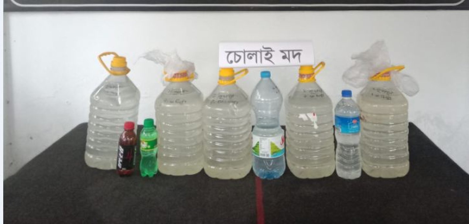 জয়পুরহাটে চোলাইমদসহ এক মাদক ব্যবসায়ীকে গ্রেফতার