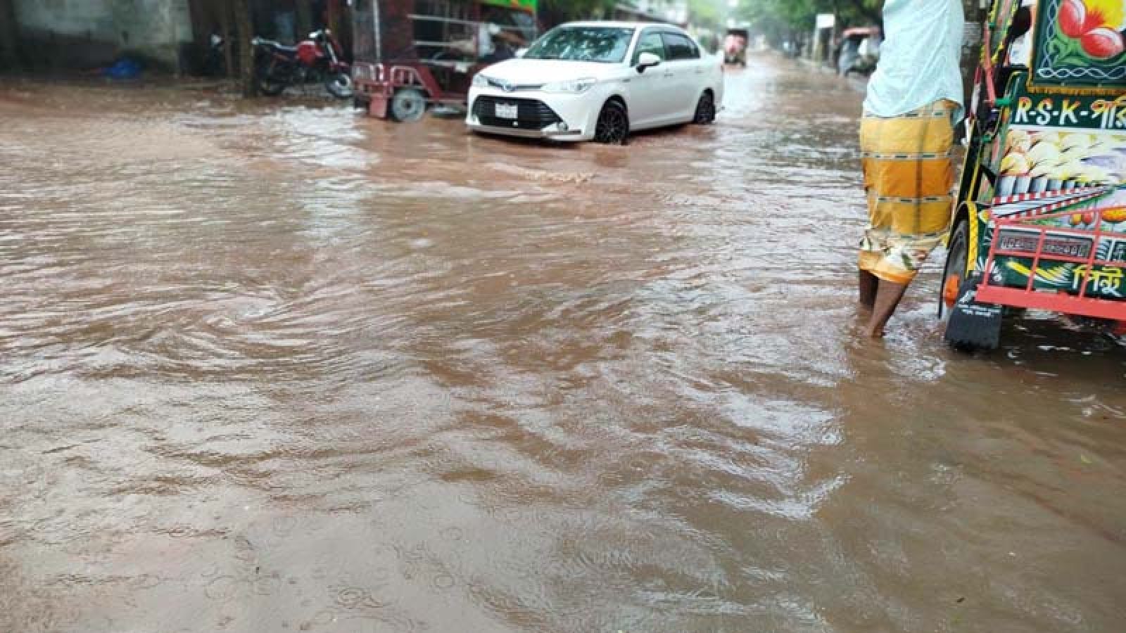 শরতের বৃষ্টিতে ডুবল নগর