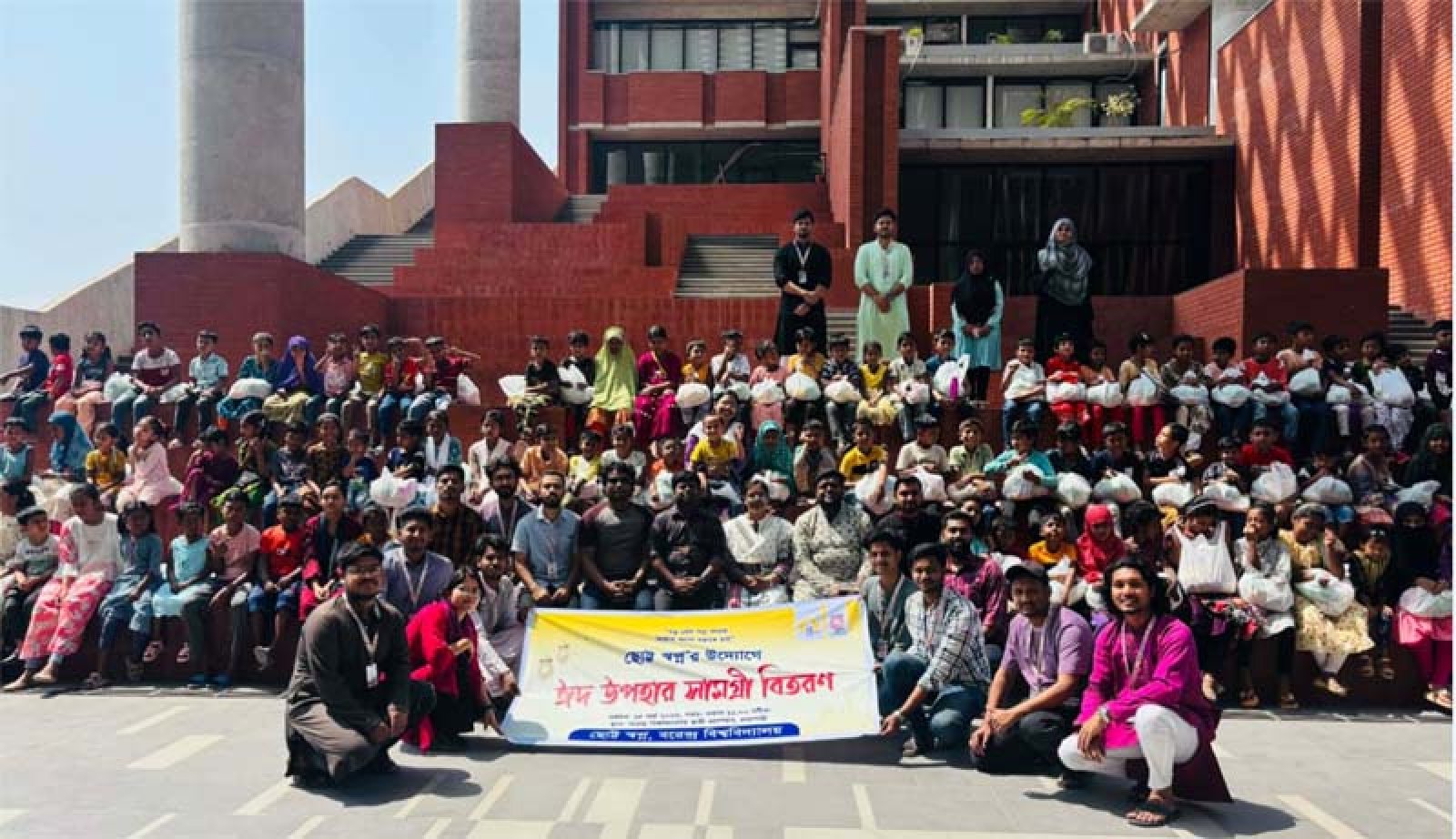 সুবিধাবঞ্চিত শিশুদের মুখে হাসি ফুটালো বরেন্দ্র বিশ্ববিদ্যালয়ের ‘ছোট্ট স্বপ্ন’