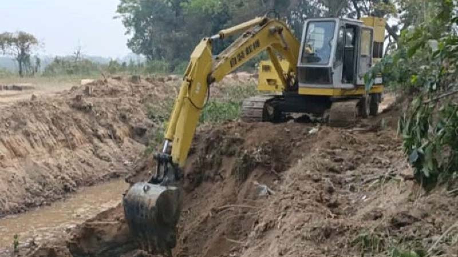 পবায় খাল খননের অব্যয়িত এক কোটি ৮০ লাখ টাকা ফেরত দিলেন ইউএনও