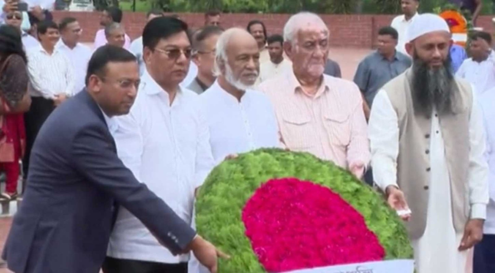 জাতীয় স্মৃতিসৌধে নবনিযুক্ত মন্ত্রী-প্রতিমন্ত্রীদের শ্রদ্ধা
