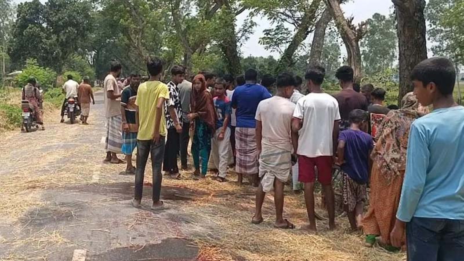 জয়পুরহাটে খড়ের ওপর নিয়ন্ত্রণ হারিয়ে পিকআপের নিচে মোটরসাইকেল, নিহত ২